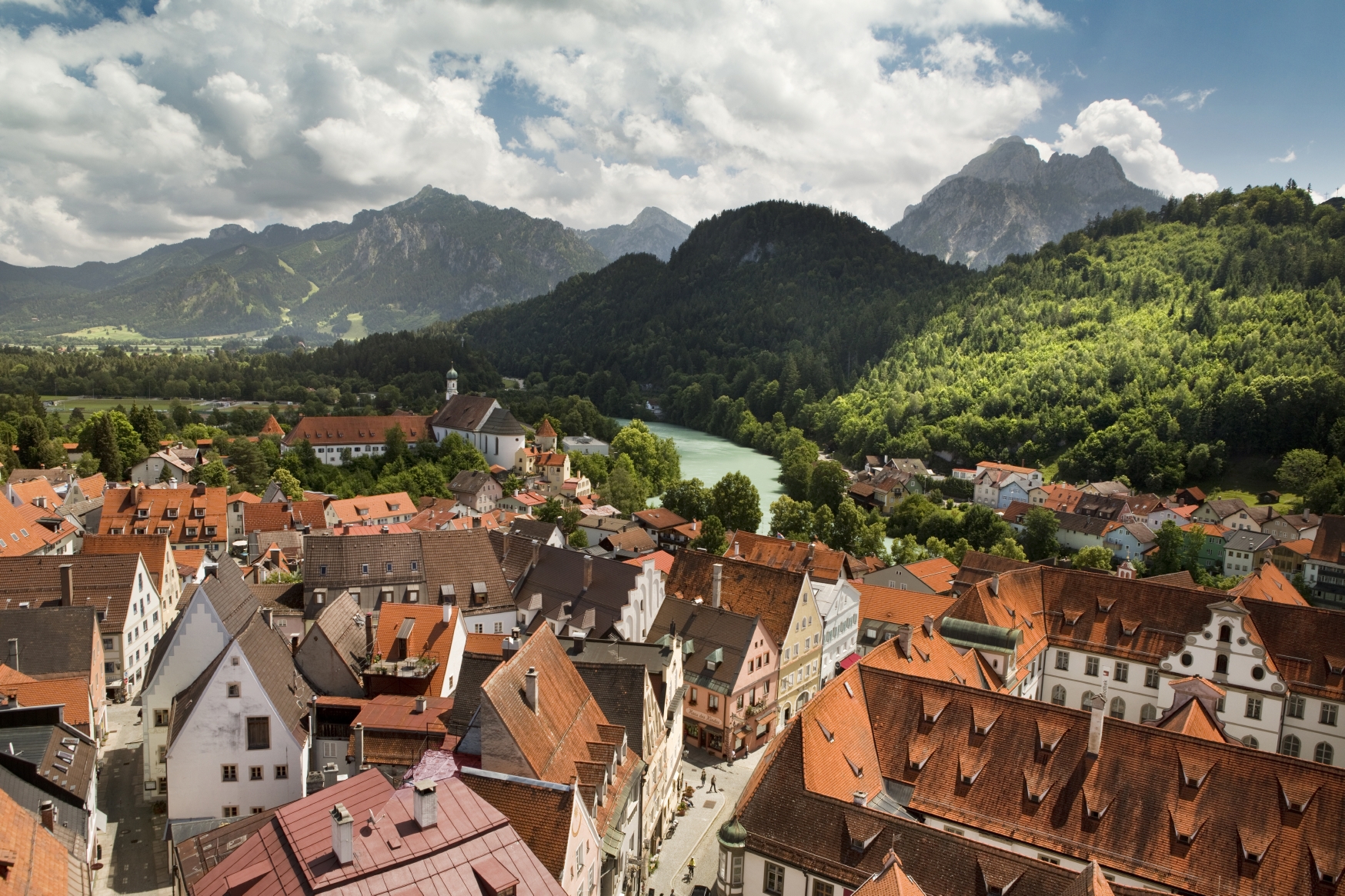 Allgäu/Bayerisch-Schwaben, Schwaben, Allgäu, Füssen, Stadt, Bayerns höchstgelegene Stadt, mittelalterliche Stadt, am Fluss Lech, an der Romantischen Straße, Landkreis Ostallgäu, Alpenvorland, Voralpenland, Bayerische Alpen, Allgäuer Alpen, Blick vom Uhrturm, Blick vom Hohen Schloss, Aussichtspunkt, Blick auf die Altstadt, Altstadt, historisches Zentrum, mittelalterliche Altstadt, Mittelalter, historische Häuser, gotische Giebelhäuser, historische Architektur, Blick auf den Lech, Lech, Fluss, Aussicht, Ausblick, Übersicht, Überblick, Ortsansicht, Stadtansicht, Stadtpanorama, Panoramablick, Berg, Berge, Bergwelt, Bergkulisse, Berglandschaft, Bergpanorama, Alpenpanorama, Sommer, 
Fotograf Tobias Gerber