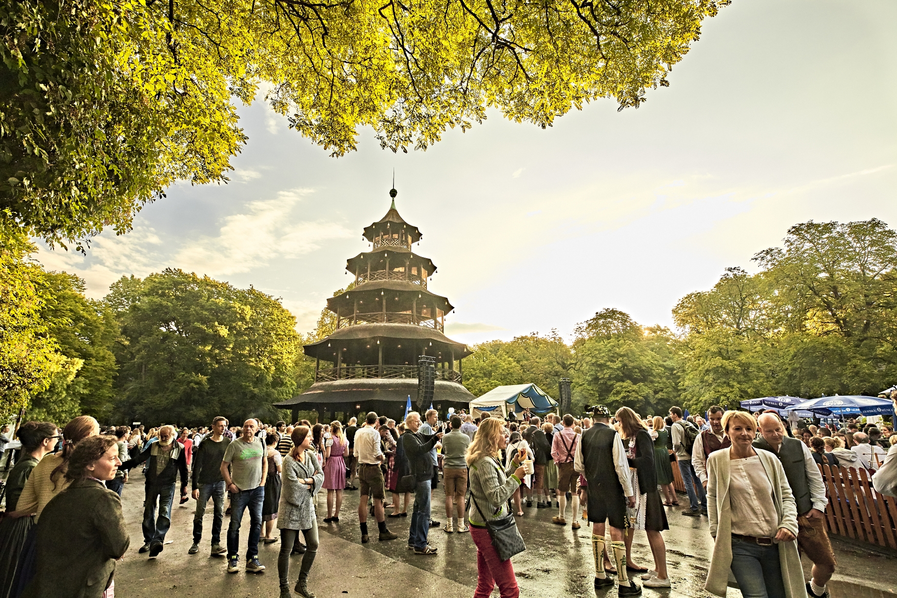 Oberbayern, München, Englischer Garten, Chinesischer Turm, Biergarten, Katharina Mayer, Tanzmeisterin, Kocherlball, Volkstanzveranstaltung, Tanzveranstaltung, Veranstaltung, Tanzfest, bayerische Tradition, Brauchtum, Festkultur, Kultur, Tracht, Sommer, 
Fotograf Gert Krautbauer