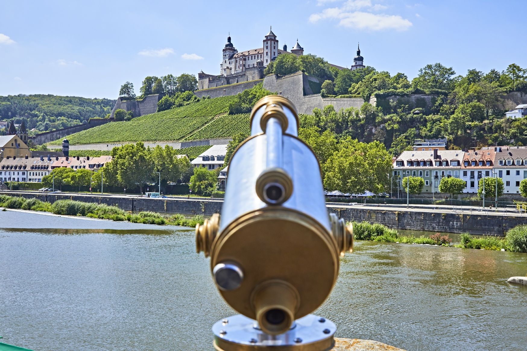 Franken, Unterfranken, Würzburg, Andi Weigand, Winzer, Jungwinzer, Wein, Weinregion, Weinkultur, Fränkisches Weinland, Romantische Straße, Festung Marienberg, Befestigung, Main, Weinberg, Sommer, Fotograf Gert Krautbauer